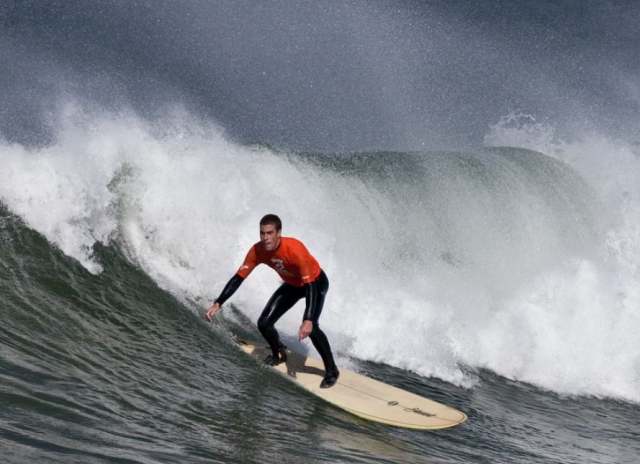 Auf dem Brett nach vorne gelehnt 
